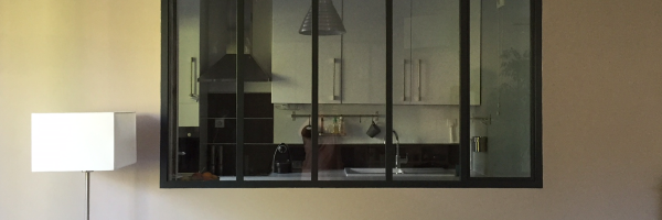 Verrière sépareant la cuisine du salon